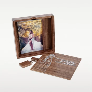 Caixa de madeira para fotografias 10×15, com Pen USB de 8GB incluída
