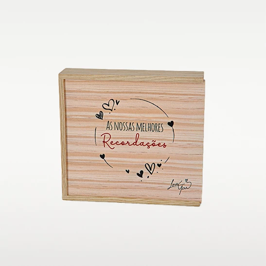 Caixa de madeira personalizada para Dia dos Namorados, ideal para guardar fotografias ou bijuteria. Inclui Mon Chéri, fotografias impressas e uma moldura.